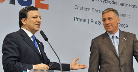 Odstupující premiér Mirek Topolánek s pedsedou Evropské komise José Barrosem. (7.5.2009) 