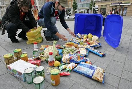 Protest proti veletrhu IDET na námstí Svobody v Brn