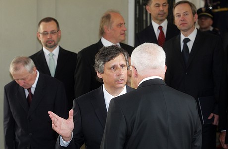 Prezident Klaus chce stvrdit záruky pro Iry souhlasem parlamentu. Fischer nesouhlasí.
