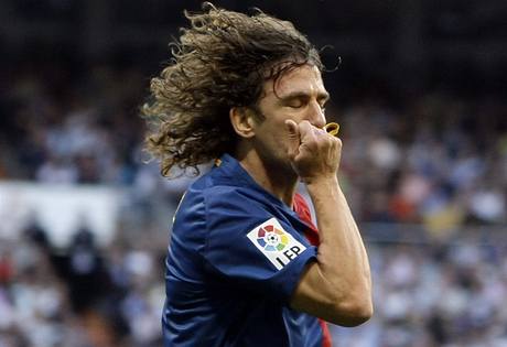 Barcelona: obránce Puyol se raduje z gólu