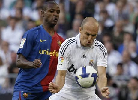 Real Madrid - Barcelona: Robben (vpravo) a Abidal