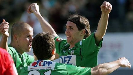 Jablonec: fotbalisté se radují po gólu Hamouze (vpravo)