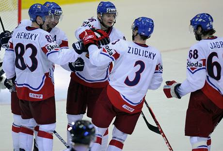 esko: hokejisté Hemský, ajánek, Eliá, idlický a Jágr (zleva) se radují z gólu