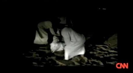 Zábr z videa zachycujícího, jak ejk Ísá bin Zajd Nahján muí obchodníka s obilím.