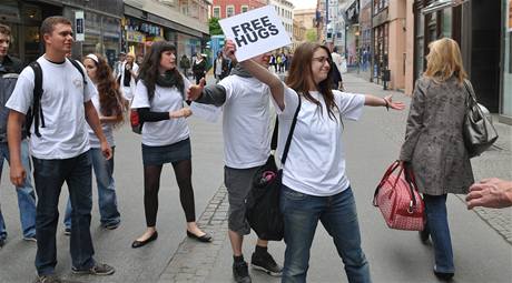 Studenti psychologie Filozofické fakulty brnnské Masarykovy univerzity objímali na eské ulici v Brn náhodné kolemjdoucí