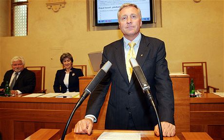 Mirek Topolánek v Senátu bhem projednávání Lisabonské smlouvy (6. kvtna 2009)
