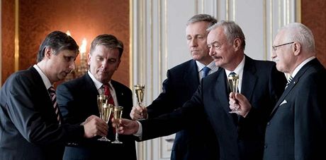Pípitek po jmenování premiérem. Na snímku Jan Fischer s Miloslavem Vlkem, Mirkem Topolánkem, Pemyslem Sobotkou a Václavem Klausem. (9. dubna 2009)