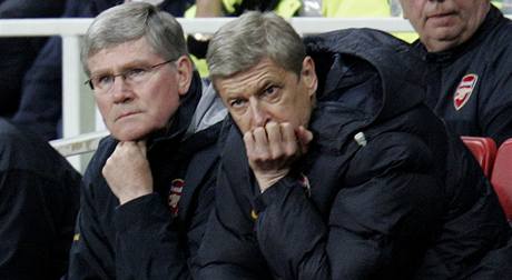 Kou Arsenalu Arsene Wenger (vpravo) a jeho asistent Pat Rice