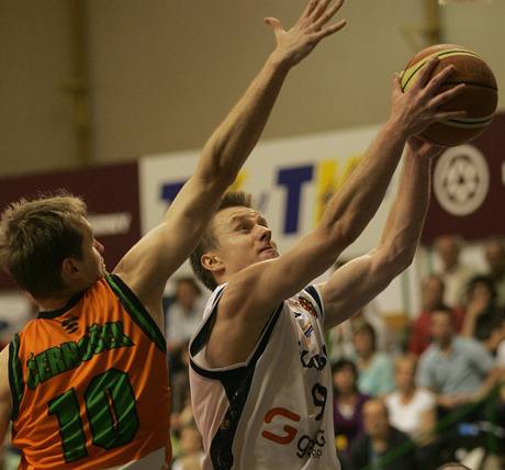 Robert Skibniewski (vpravo) v Prostjov zstává.