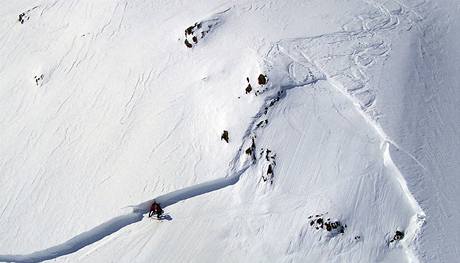 Horsk sluba obhl msto, kde skialpinist uzli lavinu.