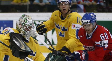 vdsko - esko: Tom Rolinek (vpravo) v anci ped vdskm glmanem  Jonasem Gustavssonem. Vzadu pihl  Carl Gunnarsson