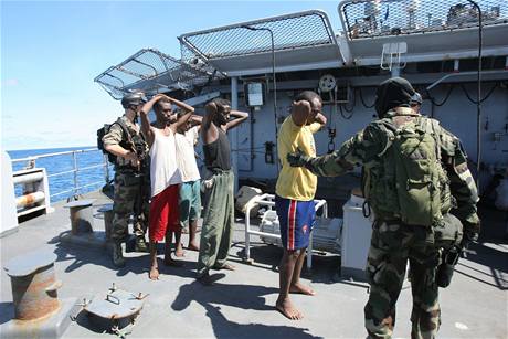Francouzt vojci zatkaj jedenct somlskch pirt