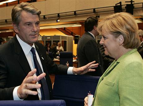 Ukrajinsk prezident Viktor Juenko s nmeckou kanclkou Angelou Merkelovou