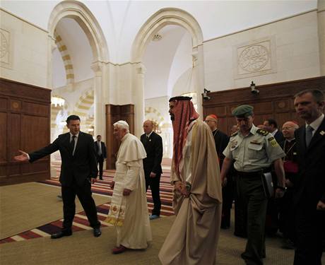 Pape Benedikt XVI. v meit Husajna Bin Talla v Ammnu (9. kvtna 2009)