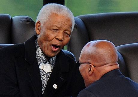 Zumovy inaugurace se zastnil i bval prezident Nelson Mandela (9. kvtna 2009)