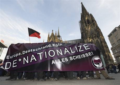 Proti neonacistm demonstrovalo v nmeckém Kolín nad Rýnem nkolik tisíc lidí (9. kvtna 2009)
