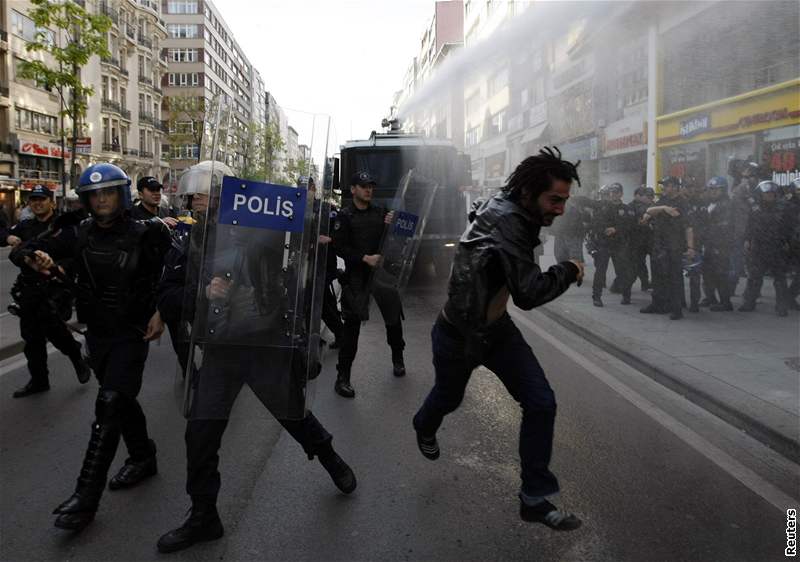 Proti demonstrantm v Istanbulu musela policie zasahovat vodním dlem.