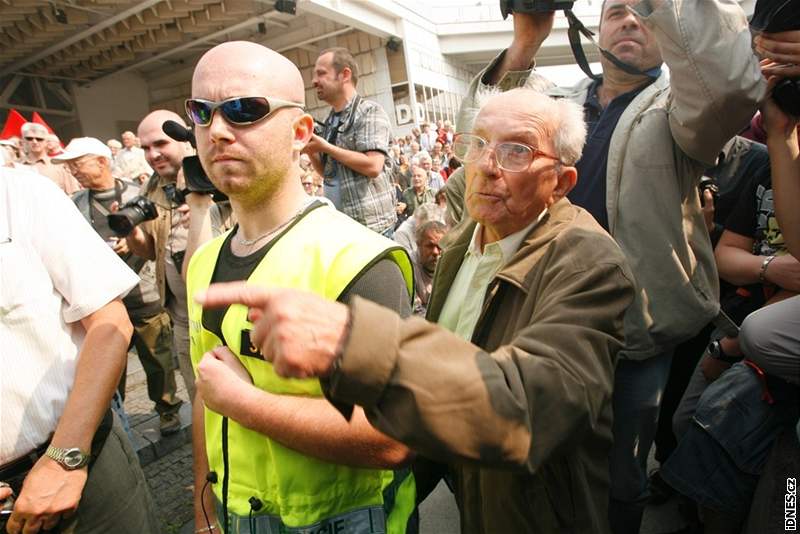 Komunisté protestují proti snaze Jana inágla ukonit prvomájovou demonstraci KSM na praském Výstaviti (1.kvtna 2009)