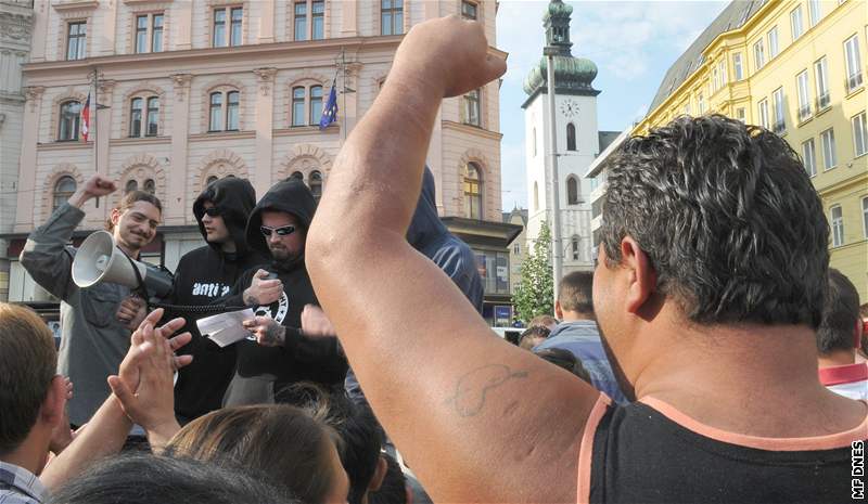 etzová demonstrace proti rasistickým útokm na Romy na brnnském námstí Svobody - Antifa a mladý komunista