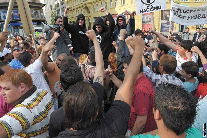 etzová demonstrace proti rasistickým útokm na Romy na brnnském námstí Svobody - Antifa a mladý komunista