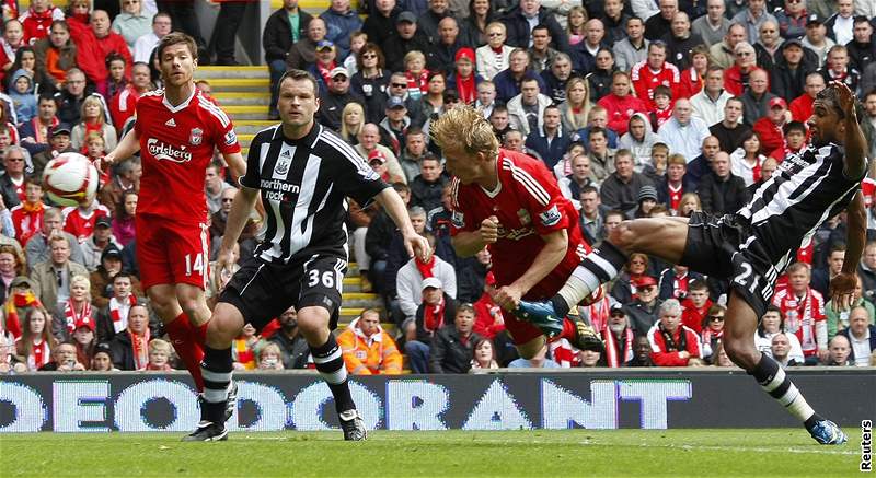 Liverpool - Newcastle: útoník Dirk Kuijt sílí gól