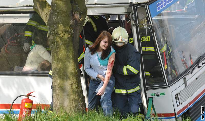 Taktické cviení jihomoravského integrovaného záchranného systému - fingovaná nehoda autobusu, který se srazil s cisternou. Uskutenilo se 7. kvtna dopoledne nedaleko Boitova.