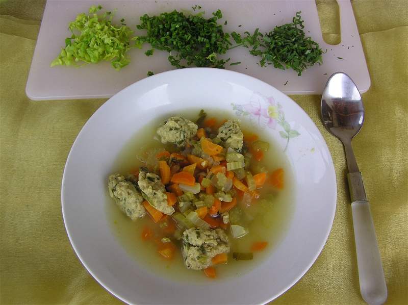 Zeleninovou polévku s kvasnicovými knedlíky mete dochutit a ozdobit pokrájenými listy apíkatého celeru, paitkou nebo libekem.