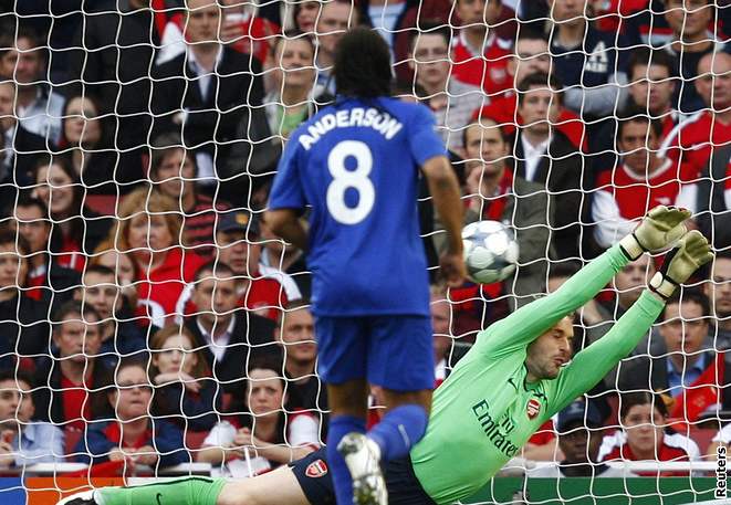 Arsenal - Manchester Utd.: domácí gólman Manuel Almunia se marn natahuje po míi vyslaném Cristianem Ronaldem.
