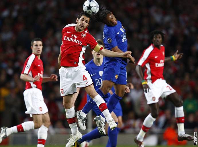 Arsenal - Manchester Utd.:  domácí Cesc Fabregas (vlevo) v hlavikovém souboji s Andersonem z Manchesteru United.