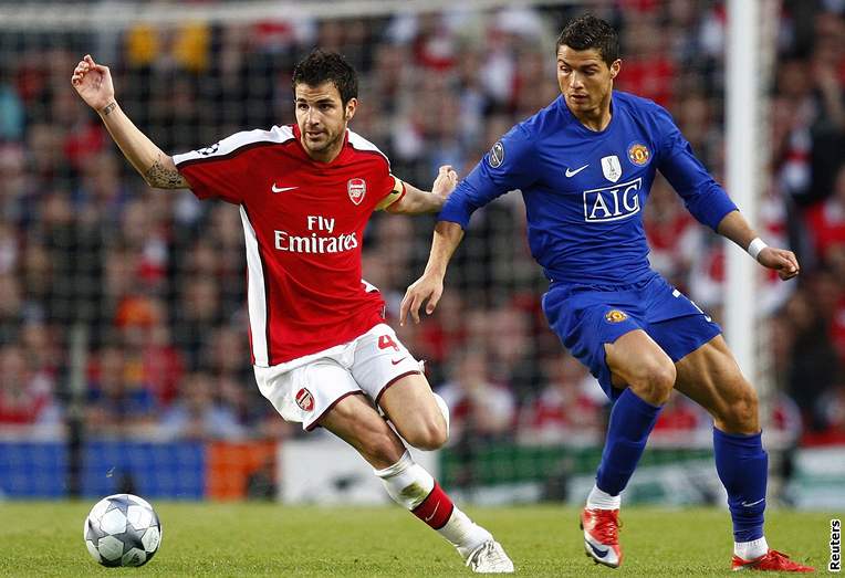 Arsenal - Manchester Utd.:  domácí Cesc Fabregas (vlevo) a Cristiano Ronaldo.