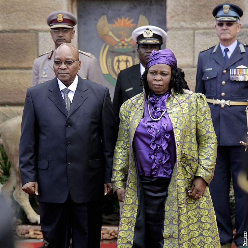 Zuma se svou nejstarí manelkou Sizakele Khumalovou (9. kvtna 2009)