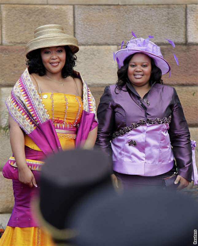 Zumovy mladí manelky Nompumelelo Ntuliová-Zumová a Thobeka Mabhijová (9. kvtna 2009)