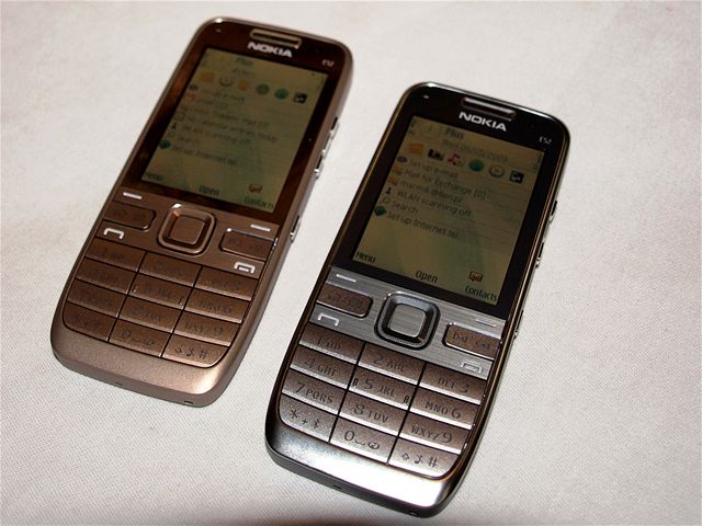 Nokia E52 v premiée