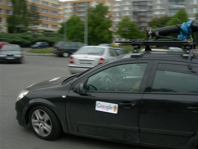 Automobil poizující snímky pro slubu Google Street View v Praze.