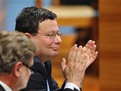 Dosluhujc vicepremir pro evropsk zleitosti Alexandr Vondra reaguje na schvlen Lisabonsk smlouvy v Sentu (6. kvtna 2009)