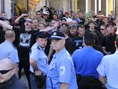 Demonstraci Rom v Chomutov napadli neonacisté. Hodili do davu svtlici.