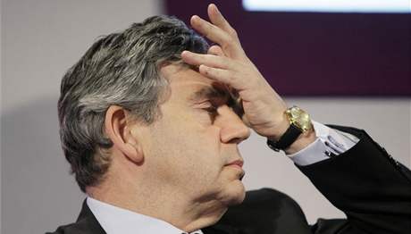 Gordon Brown e krom krize tak skandl s kontroverznmi vdaji britskch poltik (12. kvtna 2009)