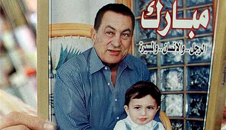 Na snímku je egyptský prezident Husní Mubarak se svým vnukem Muhammedem v roce 1999.