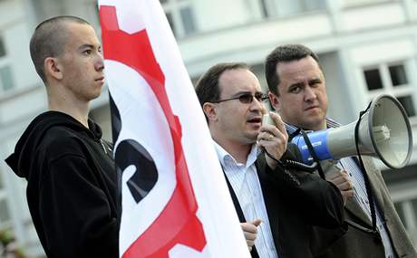 Místopedseda Dlnické strany Jií tpánek (vpravo) drí svému éfovi Tomái Vandasovi megafon na mítinku v Perov
