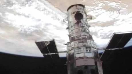 Hubblev teleskop ukotvený v nákladovém prostoru raketoplánu Atlantis