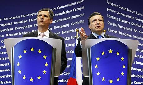 Premiér Jan Fischer a pedseda Evropské komise José Barroso po jednání v Bruselu (12. kvtna 2009)