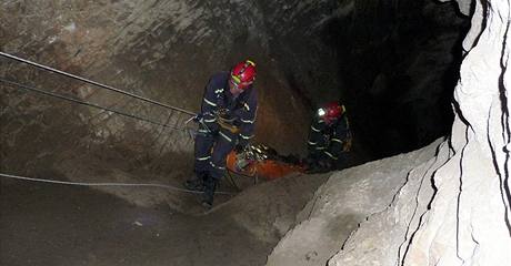 Hasii zachraují mue, který strávil zranný tyi dny v jeskyni u Srbska na Berounsku (17. kvtna 2009)