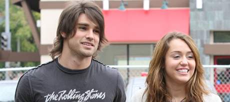 Miley Cyrusov a Justin Gaston