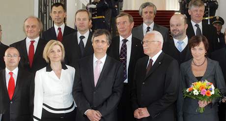 Sedmnáctilenný úednický kabinet jmenoval v pátek prezident Václav Klaus.