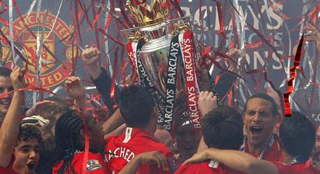 OBHÁJÍ? Takhle se hrái Manchesteru United radovali z anglického titulu loni. Sázkové kanceláe je favorizují i letos.