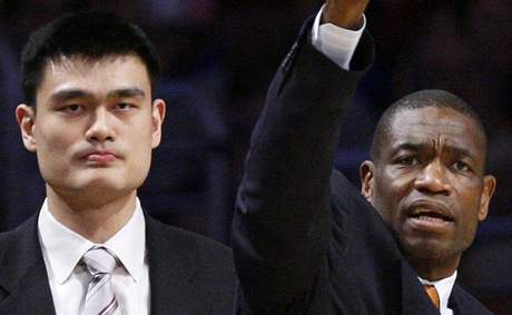 Jao Ming (vlevo) a Dikembe Mutombo sledují zápas Houstonu v Los Angeles s tamními Lakers.