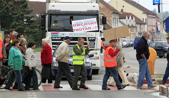 Takhle protestovali loni v kvtnu proti pehutné doprav obyvatelé Kuimi. Nyní je napodobili lidé v Prosenicích na Perovsku.