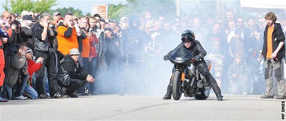 V Pouov na kraji Tebíe se na srazu motorká objeví i "koule smrti". Ilustraní foto