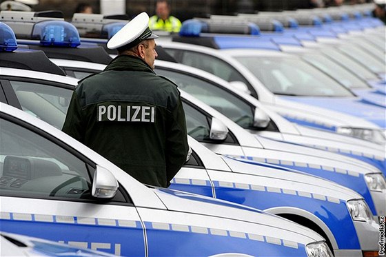 Nová auta nmecké policie v modrých barvách místo pedchozí zelené