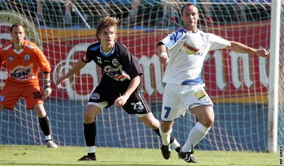 Kladno - Liberec: hostující Jan Nezmar (v bílém), domácí Vít Bene